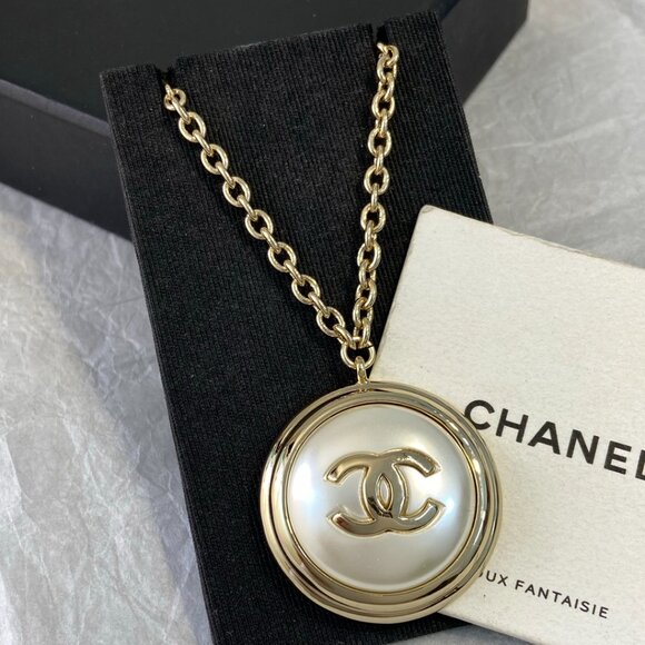 Authentic CHANEL Pearl CC Necklace - Picture 4 of 7